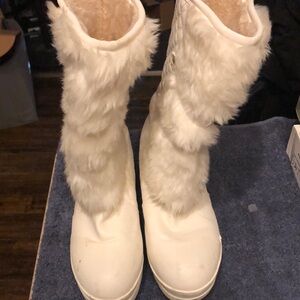 Size 8 white winter fur boots only worn a handful of times
